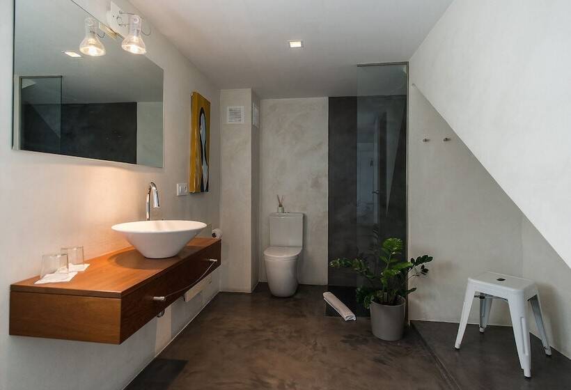 Отель Cheap & Chic