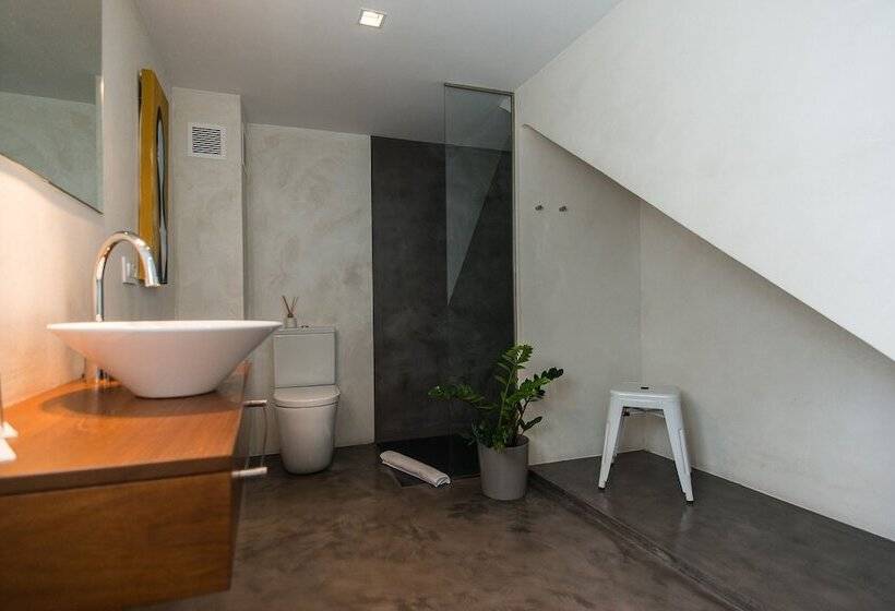 Отель Cheap & Chic