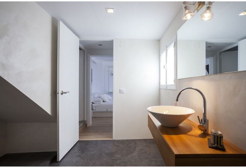 Отель Cheap & Chic