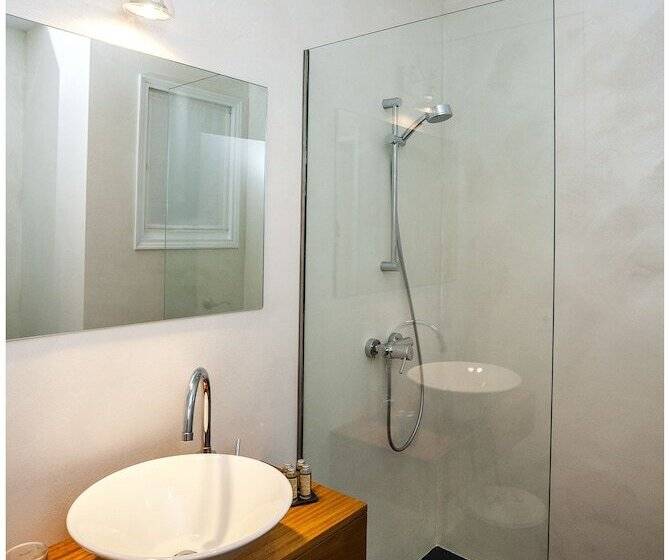 Отель Cheap & Chic