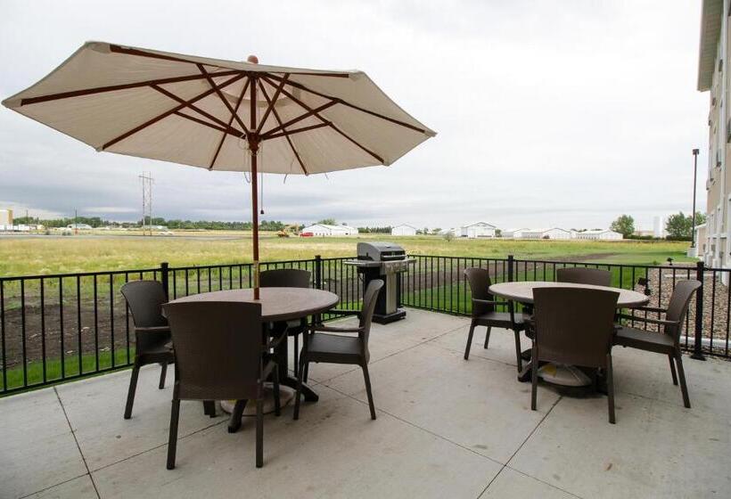 Cobblestone Hotel & Suites – Devils Lake