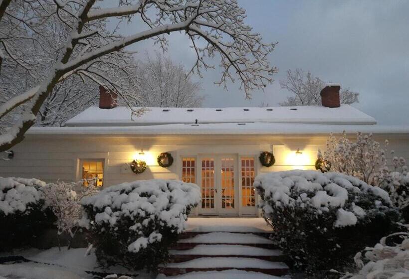 호텔 Historic Wilson Guy House