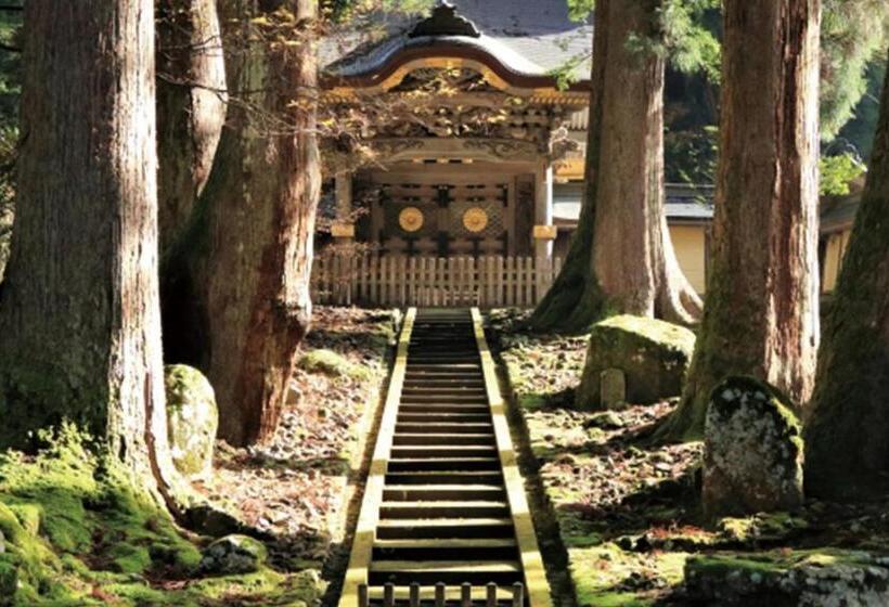 Отель Yamanaka Onsen Kagari Kisshotei