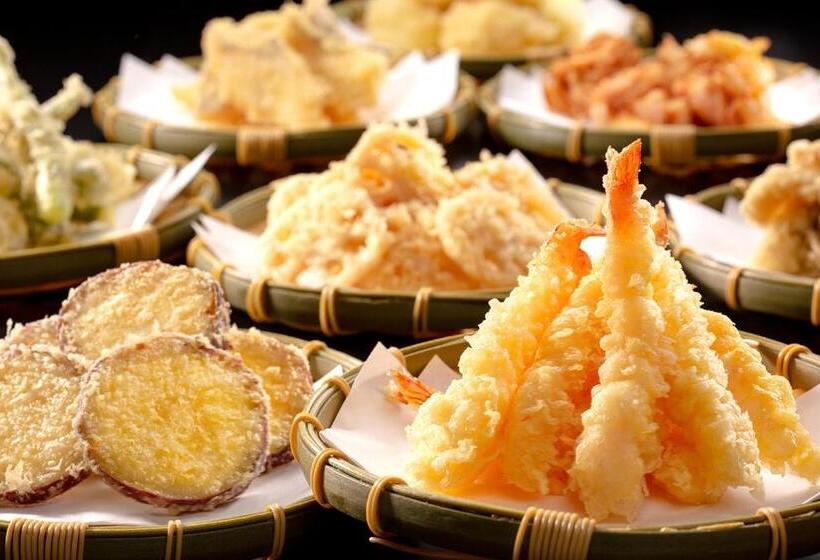 Отель Yamanaka Onsen Kagari Kisshotei