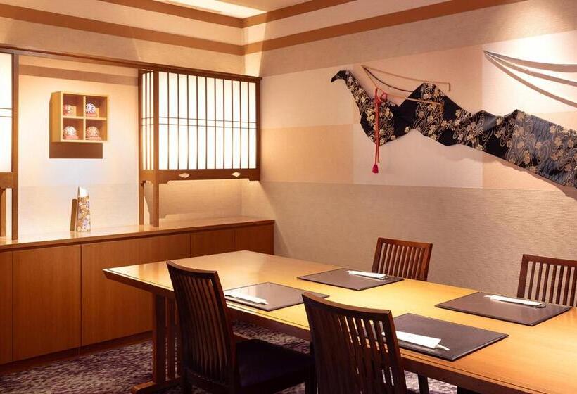 Отель Yamanaka Onsen Kagari Kisshotei