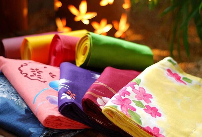 Отель Yamanaka Onsen Kagari Kisshotei