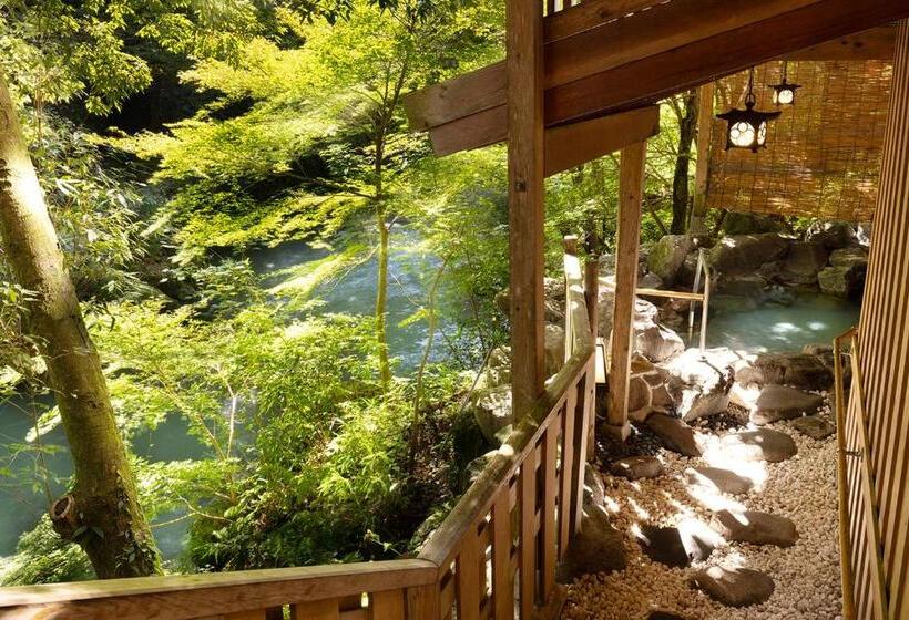 Отель Yamanaka Onsen Kagari Kisshotei