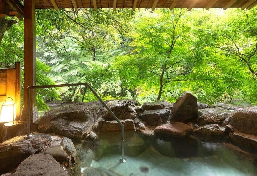 Отель Yamanaka Onsen Kagari Kisshotei