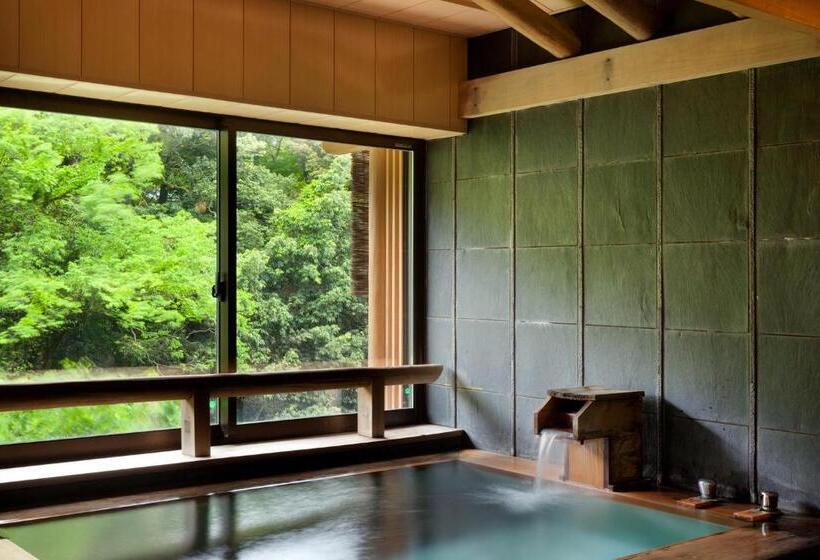 Отель Yamanaka Onsen Kagari Kisshotei