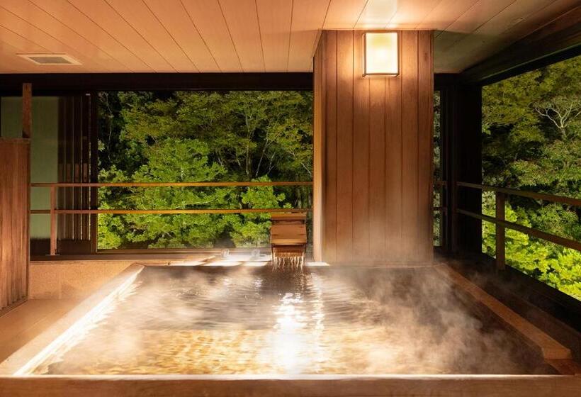 Отель Yamanaka Onsen Kagari Kisshotei