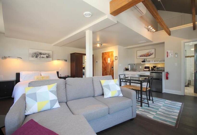 فندق Kemptville Suites