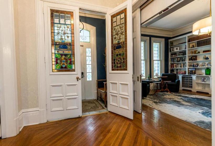 호텔 The Secret Garden B&b Inn