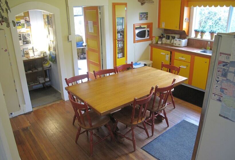 בית מלון כפרי Tofino Trek Inn