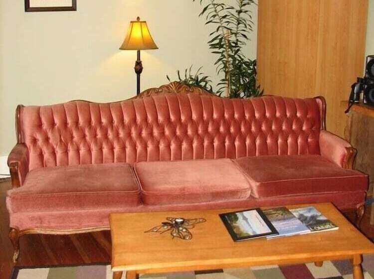 בית מלון כפרי Tofino Trek Inn