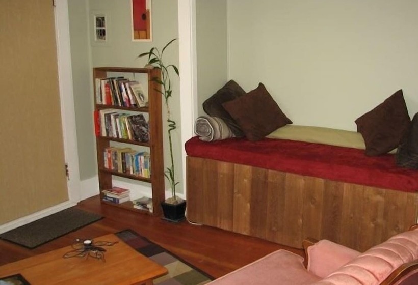 בית מלון כפרי Tofino Trek Inn