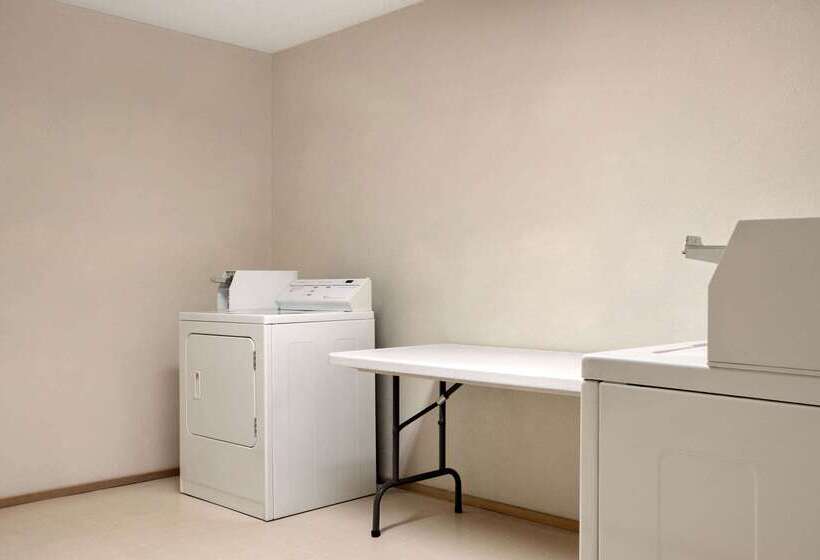 فندق Travelodge By Wyndham Fort Scott