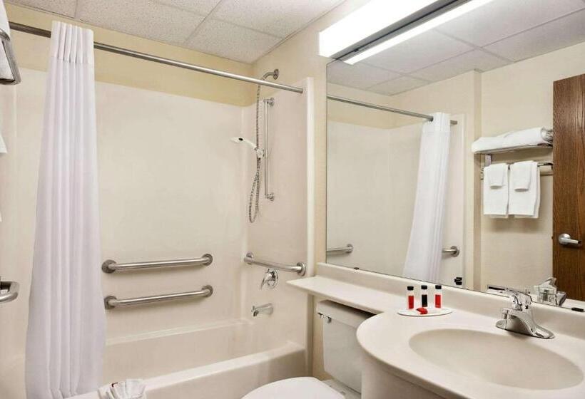 فندق Travelodge By Wyndham Fort Scott