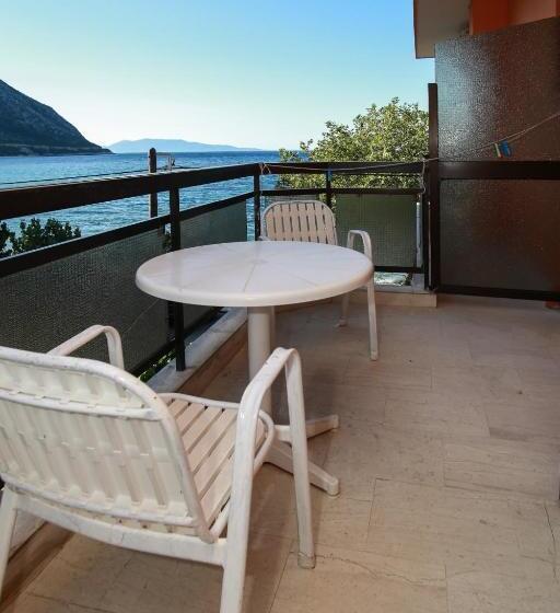 פנסיון Astir Rooms