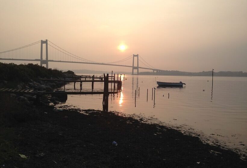 هتل By The Bridge Bed & Breakfast