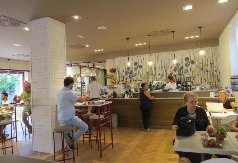 Отель Monza City Rooms & Studios