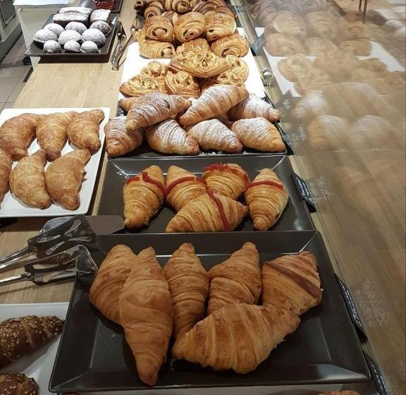 Отель Monza City Rooms & Studios