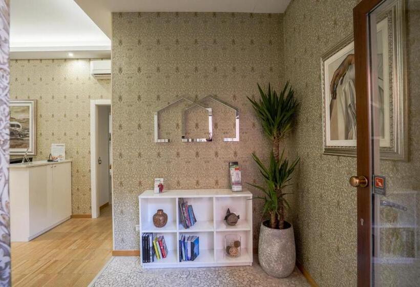 Отель Monza City Rooms & Studios