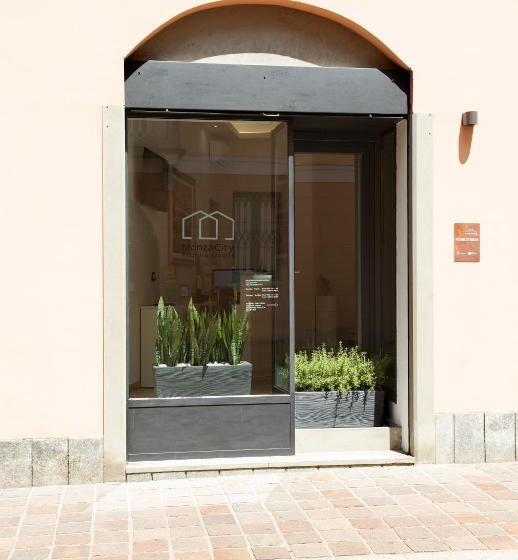 Отель Monza City Rooms & Studios
