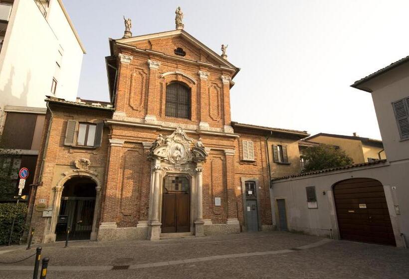 Отель Monza City Rooms & Studios