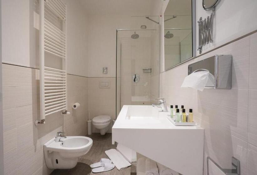 Отель Monza City Rooms & Studios