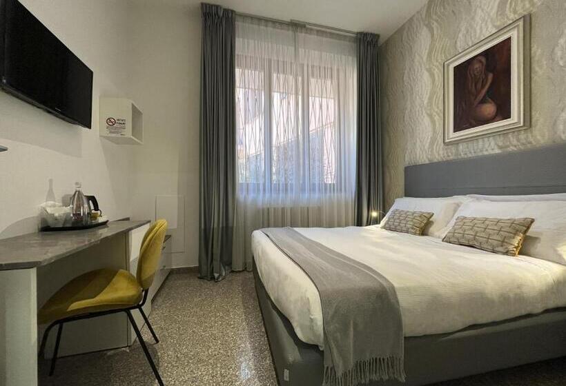 Отель Monza City Rooms & Studios