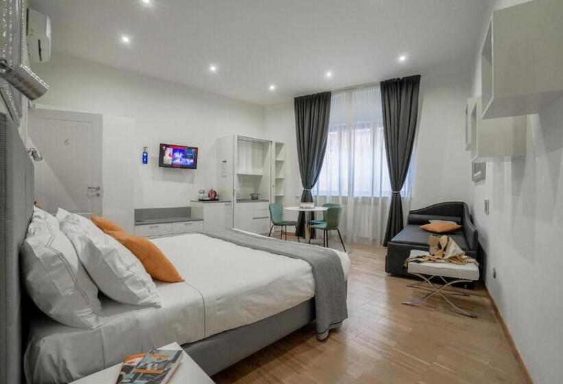 Отель Monza City Rooms & Studios