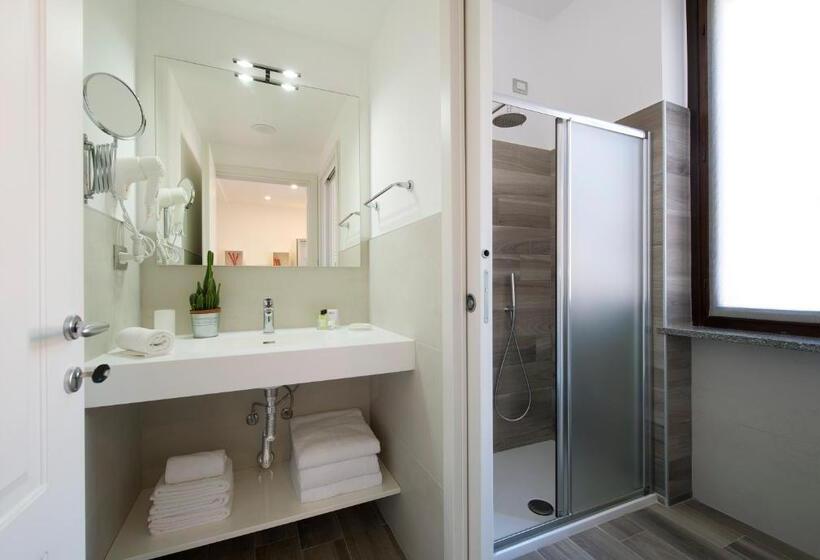 Отель Monza City Rooms & Studios