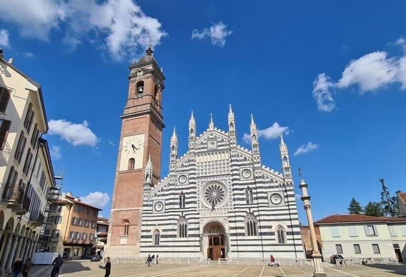 Отель Monza City Rooms & Studios