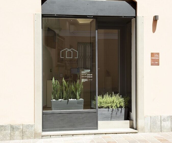 Отель Monza City Rooms & Studios