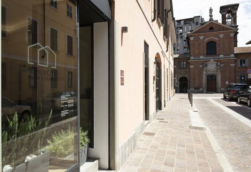 Отель Monza City Rooms & Studios