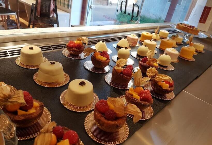 Отель Monza City Rooms & Studios