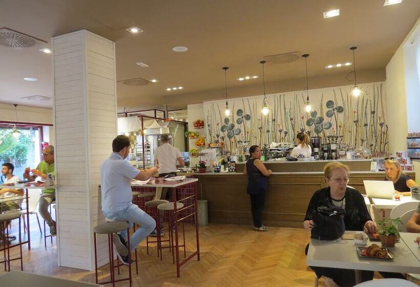 Отель Monza City Rooms & Studios