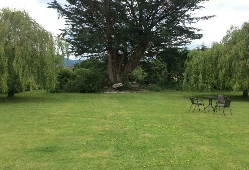 هتل The Gardens B&b