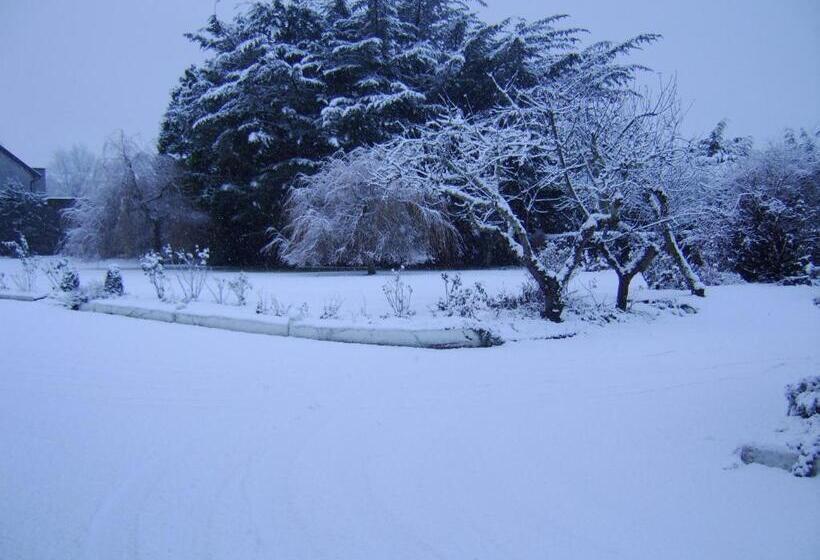 هتل The Gardens B&b