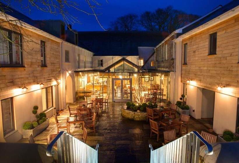 ホテル The Three Crowns