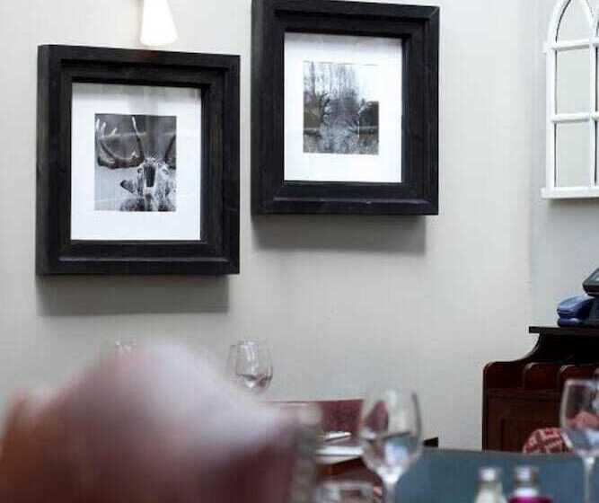 ホテル The Three Crowns