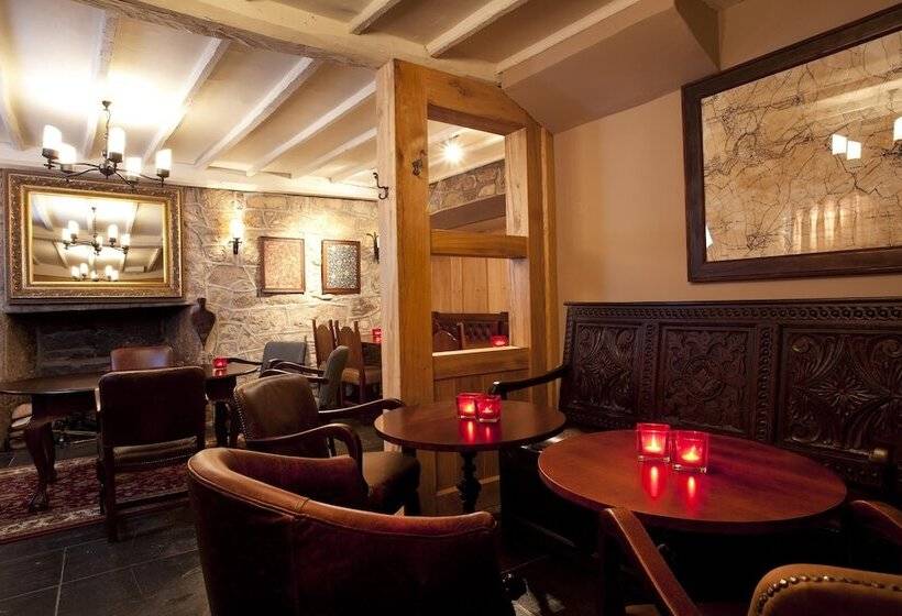 ホテル The Three Crowns