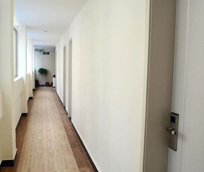 בית מלון כפרי Buddy S Hostel