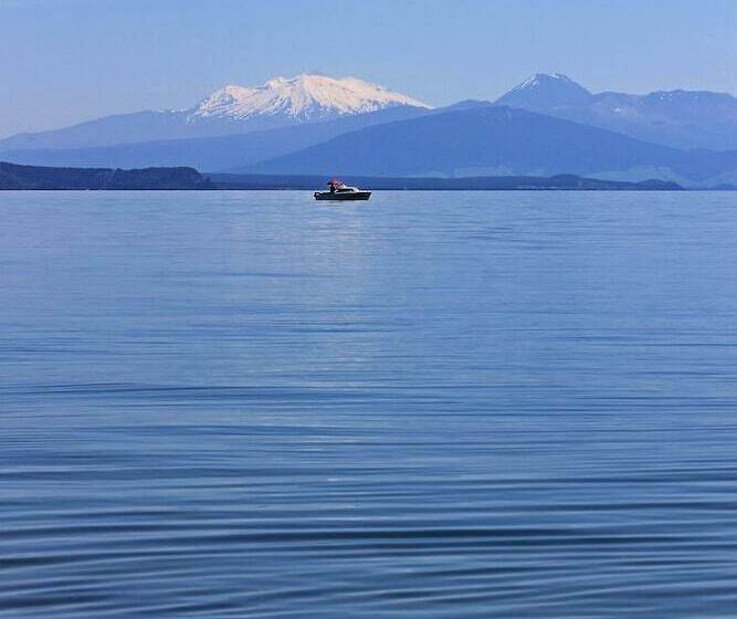 Acacia Lake View Motel