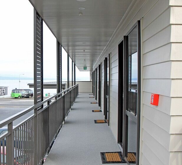 Acacia Lake View Motel