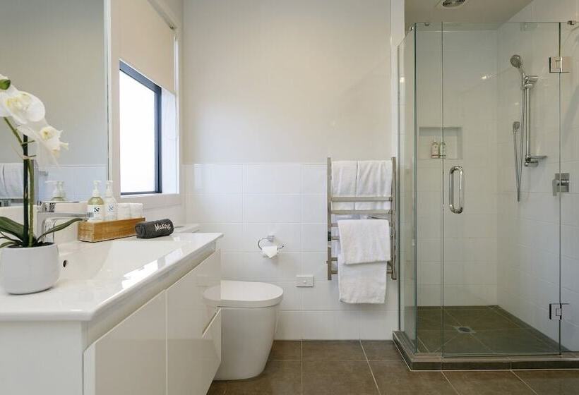 Acacia Lake View Motel