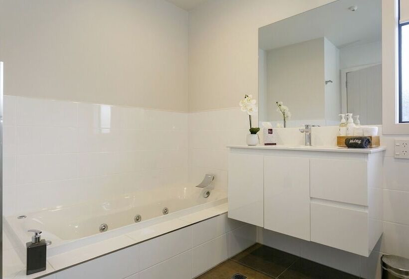 Acacia Lake View Motel