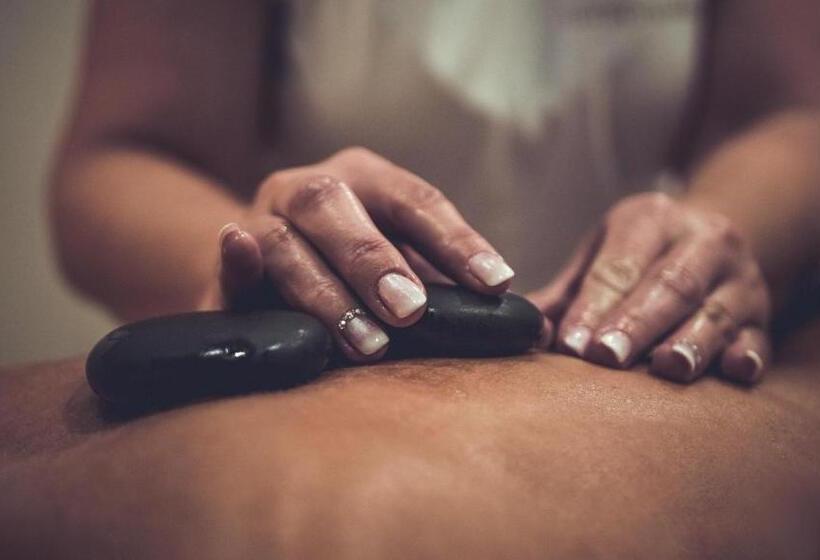 Castellum Hotel Hollókő