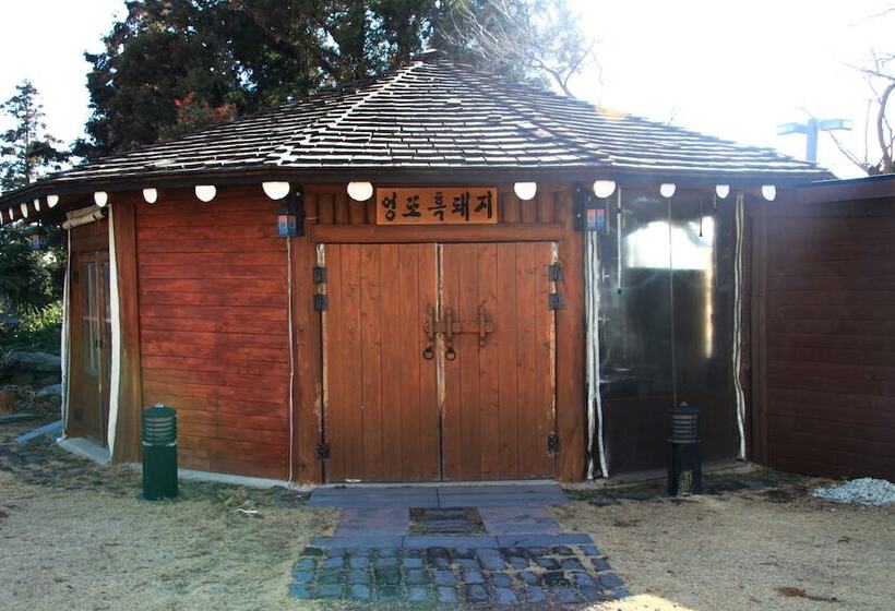 בית מלון כפרי Jeju M Resort