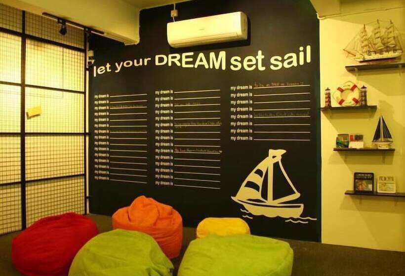 Roof Talk Theme Hostel